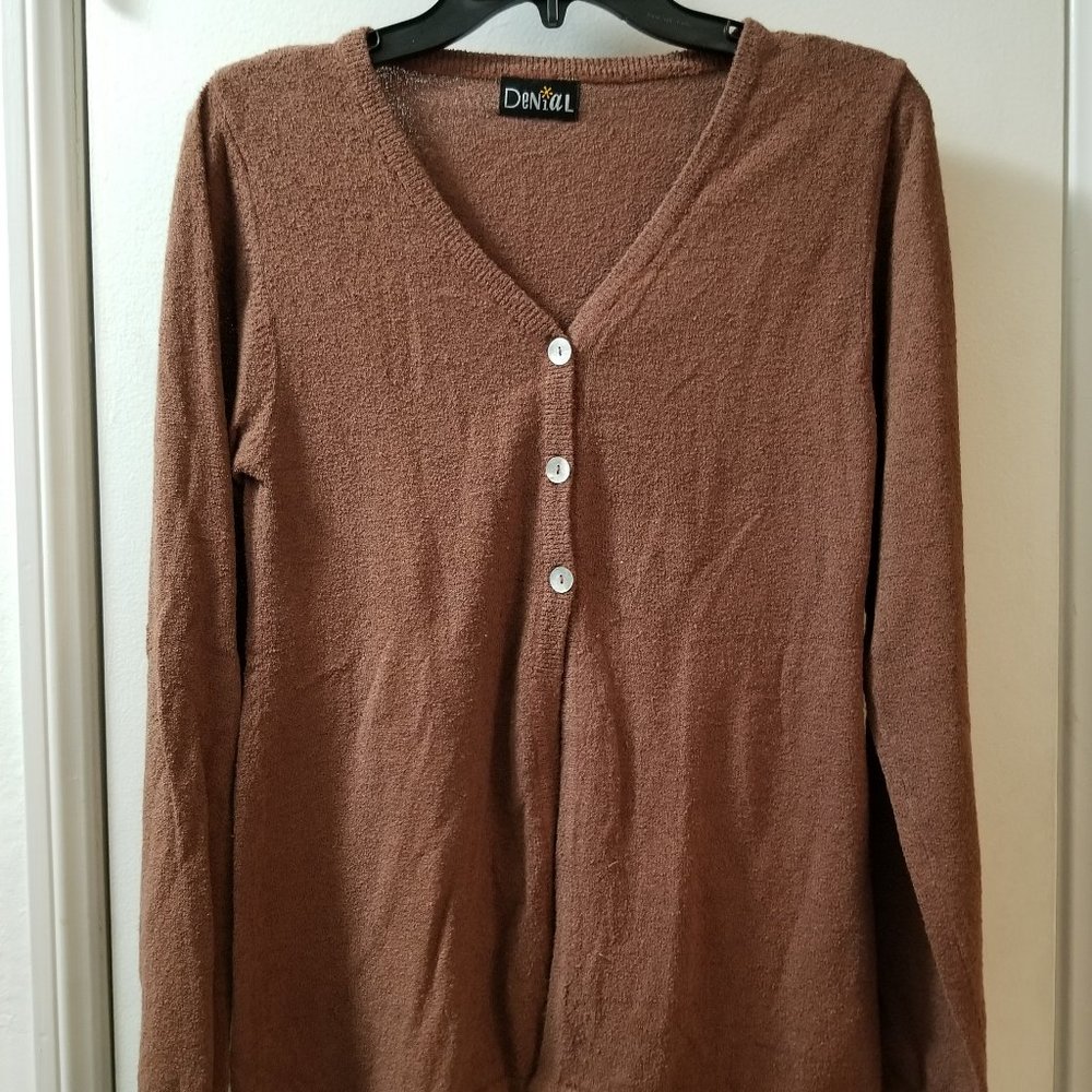 90's Long sleeve flyaway sweater with abalone button